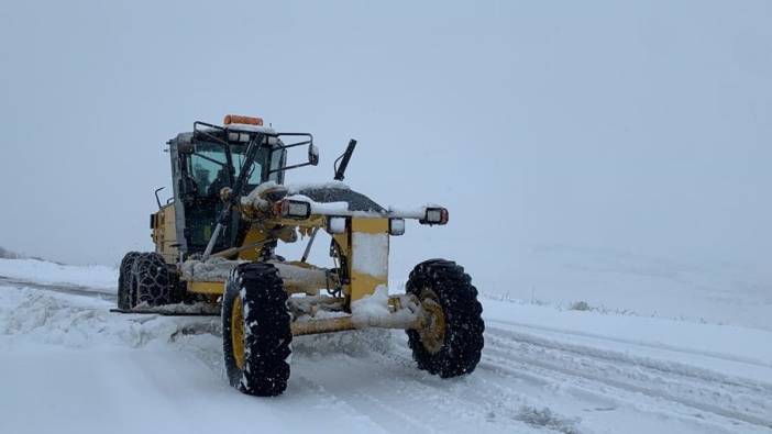 Bingöl- Erzurum kara yolu etkili olan kar yağışı nedeniyle tıkandı
