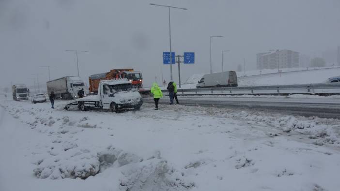 Bitlis’te şiddetli kar 100 kadar aracı yolda bıraktı
