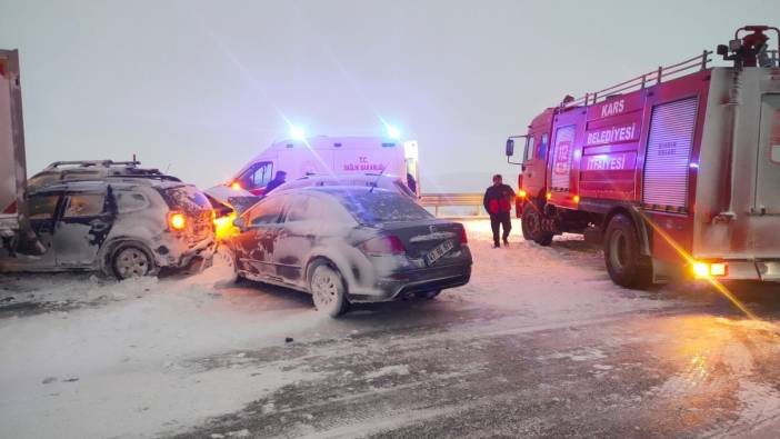 Kars’ta 7 araç birbirine girdi. 5 yaralı