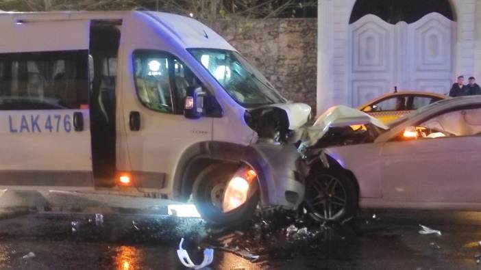 Beşiktaş'ta servis minibüsü ve otomobil kafa kafaya çarpıştı: 9 yaralı