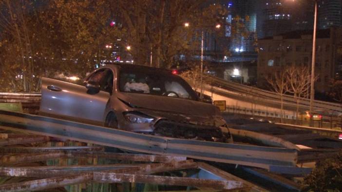 Kadıköy'de alkollü sürücünün kullandığı otomobil köprü arasında askıda kaldı