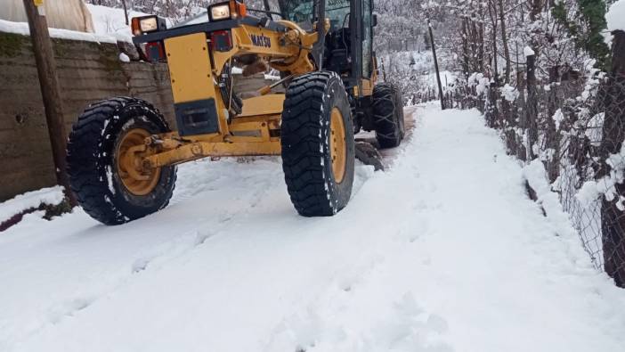 Bartın’da kar sonrası köy yolları kapandı