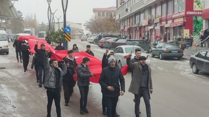 Erzurum'da gençler şehitler için yürüdü
