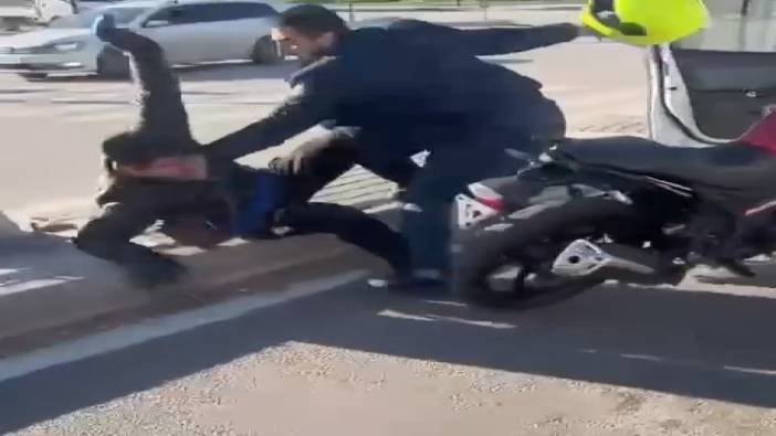 Motosiklet sürücüsünü kaskıyla dövdü! Defalarca kez acımadan vurdu