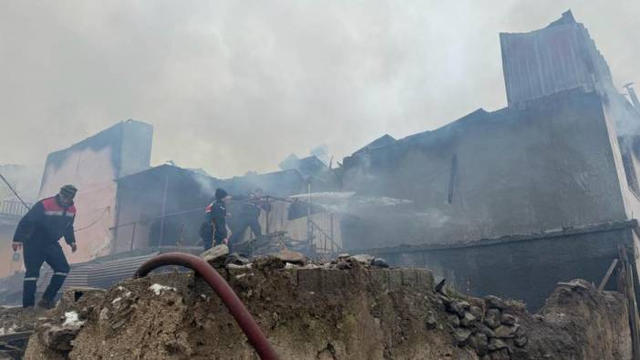 Balkona bırakılan kovadaki közden yangın çıktı. 5 ev alev alev yandı