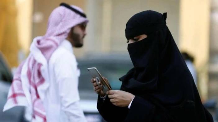 Riyad’a gidecek kadınların başörtü takması zorunlu mu? Soyadı farklı kadın ve erkek aynı odada yatabilecek mi?