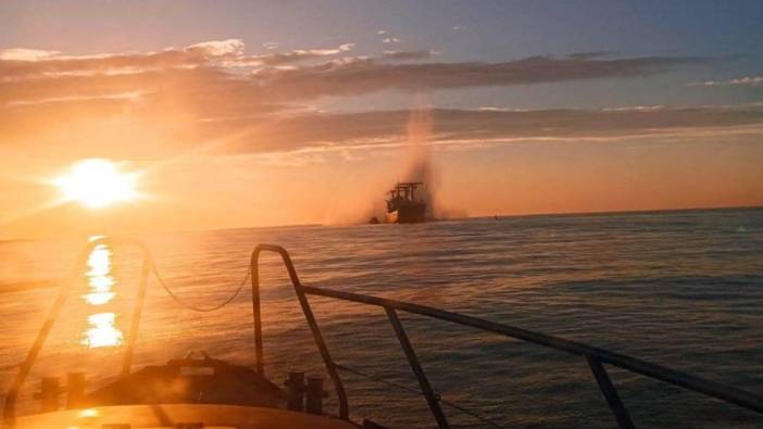 Karadeniz'de sivil bir gemi mayına çarptı