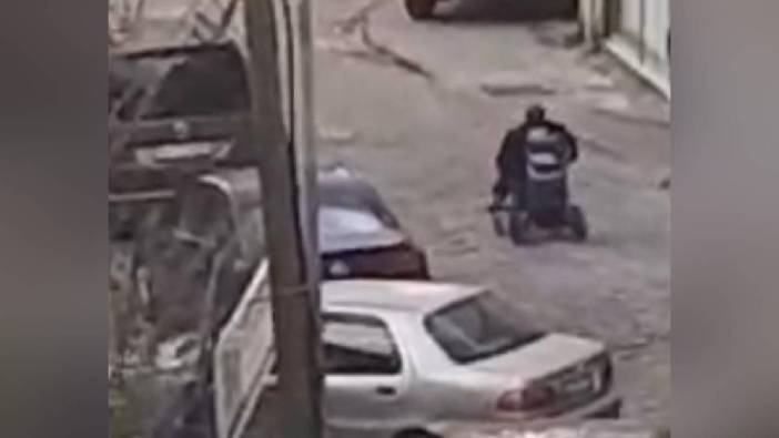 Bak şu kaçana. İstanbul'da yürüme engelli kişi, eski eşini evinin önünde ateş ederek yaraladıktan sonra akülü arabası ile kaçtı