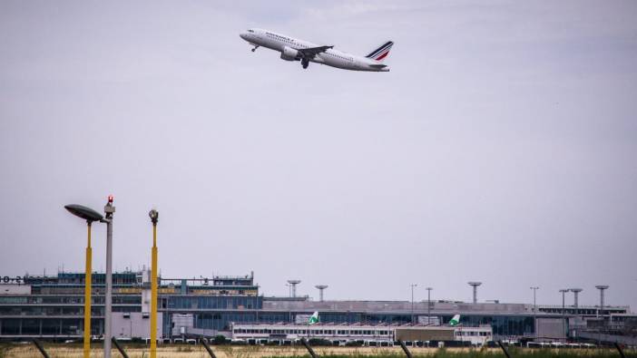 Paris’e inen uçağın iniş takımına gizlenmiş kaçak yolcu bulundu