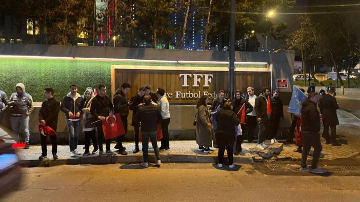 Vatandaşlardan TFF önünde yönetime istifa çağrısı. Türk bayraklarıyla yürüyüp İstiklal Marşı okudular