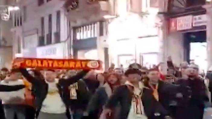 İstiklal Caddesi'nde İzmir Marşı'nı söyleyerek yürüdüler