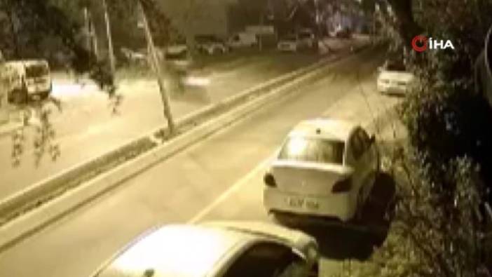 Beylikdüzü’nde refüje çarpan motosikletli metrelerce havada savruldu