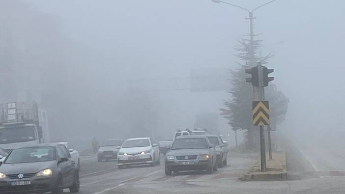Araç sürücüleri sis nedeni ile trafikte zor anlar yaşıyor