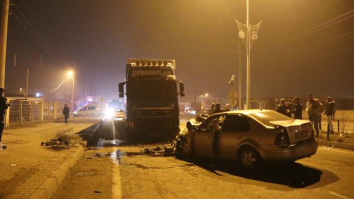 Iğdır'da tır ile kafa kafaya çarpışan otomobil adeta hurdaya döndü. 3 yaralı