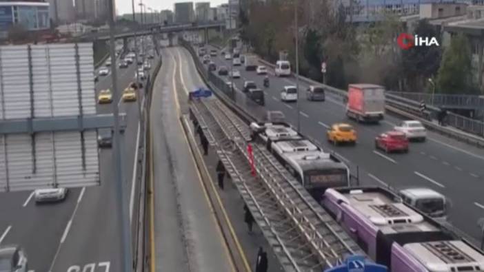 İstanbul’da bir şahıs metrobüsün üstüne çıkarak yolculuk yaptı