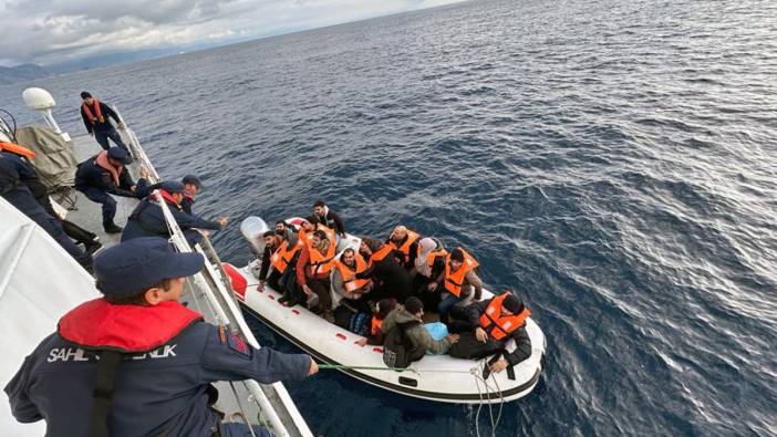 Kaçak göçmenleri taşıyan bot arızalanınca ölümle burun buruna geldiler