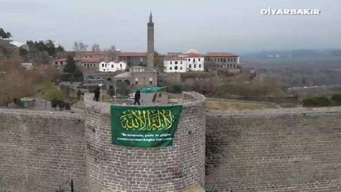 Diyarbakır'da tarihi surlara ve bir AVM’ye hilafet bayrağı asıldı