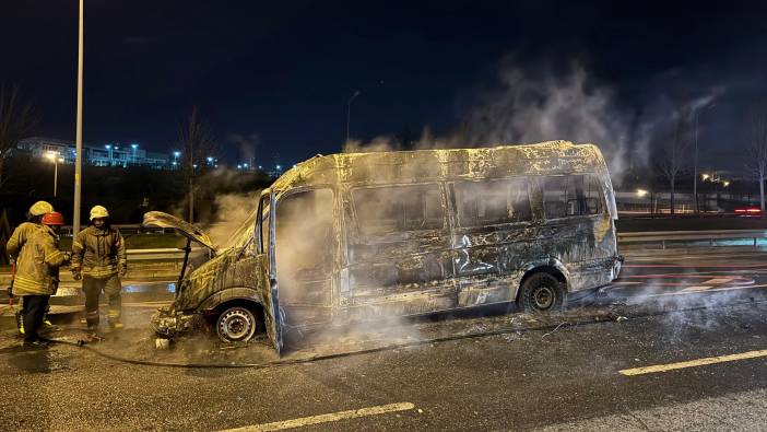 Seyir halindeki minibüs yanarak kül oldu