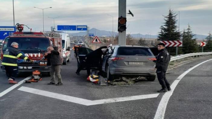 Eskişehir'de bariyere ve direğe çarpan cipin sürücüsü öldü
