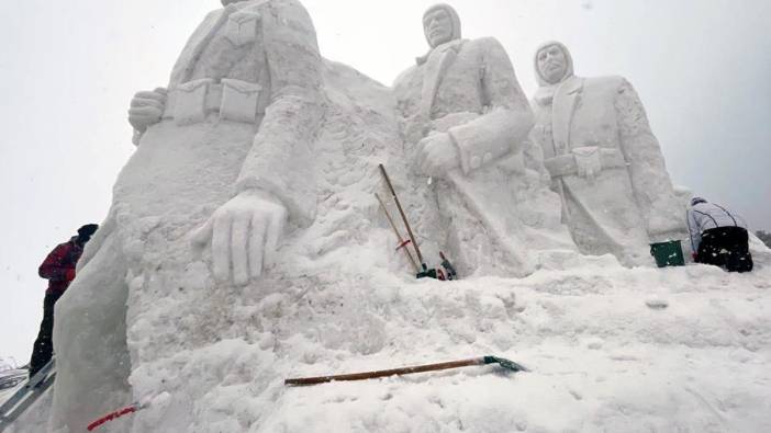 Sarıkamış şehitleri anısına kardan heykel yapıldı