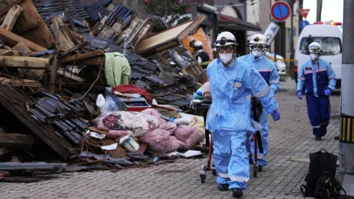 Japonya'da umutlar tükeniyor. 250 kişi halen kayıp