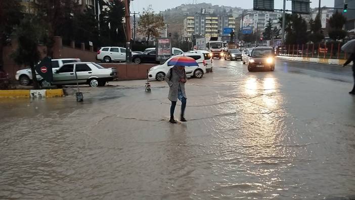 Mardin'de etkili olan sağanak yağış cadde ve sokakları suyla doldurdu