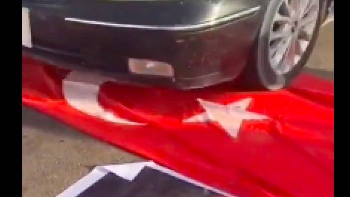 Arap plakalı araçlar Türk bayrağının ve Cumhurbaşkanı Erdoğan'ın posterinin üzerinden geçti