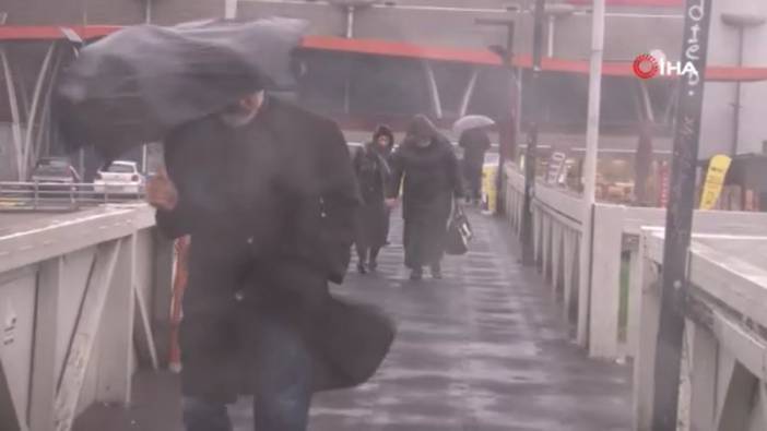 Yağmur ve rüzgâr İstanbullulara zor anlar yaşatıyor
