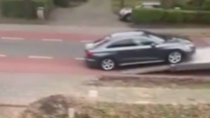 Hollanda'da yeni araç sahibi, tırdan indirdiği aracıyla ilk kazasını saniyeler içinde yaşadı