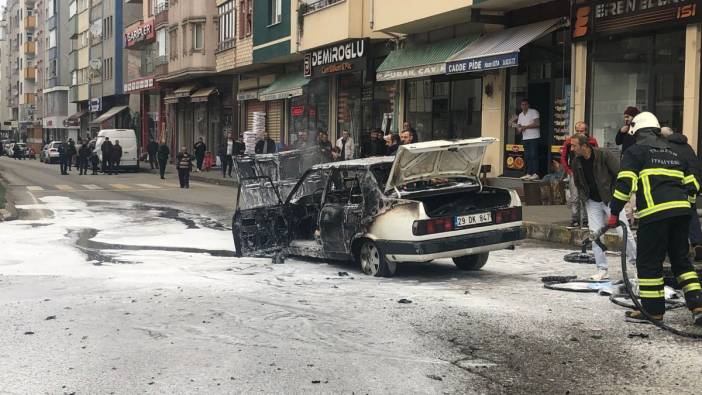 Trabzon'da bir otomobil sokak ortasında alev aldı