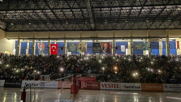 Fenerbahçe maçında elektrikler kesildi. Taraftarlar hep bir ağızdan o marşı söyledi