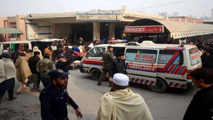 Pakistan’da polis aracına bombalı saldırı: 6 ölü