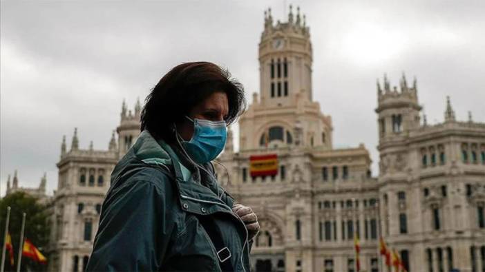 İspanya'da hastanelerde maske zorunluluğu geri getirildi