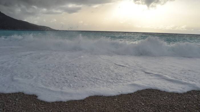 Fethiye’de rüzgarın ardından dev dalgalar oluştu