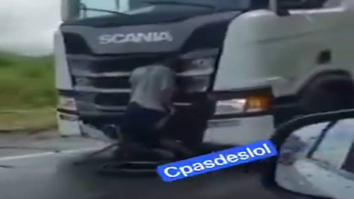 Kamu spotu gibi motosiklet kazası. Tıra ok gibi saplandı