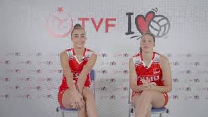 Milli voleybolcular Elif Şahin ve İlkin Aydın gece kıyafetleriyle poz verdi sosyal medya sallandı