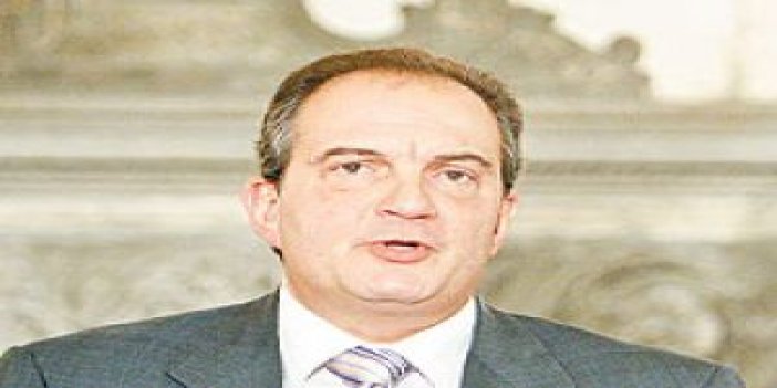 Karamanlis'in koltuğu sallanıyor