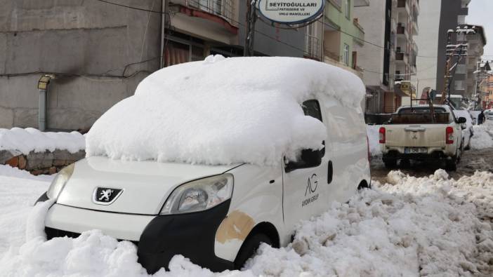 Hizan’da kar kalınlığı 40 santimi geçti, araçlar kara saplandı