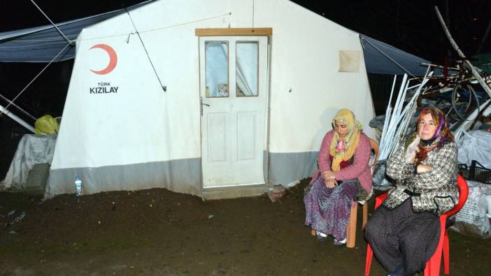 Valilik 'Şehit ailesi çadırda yaşamıyor' dedi. Görüntüler ve komşusu başka söylüyor
