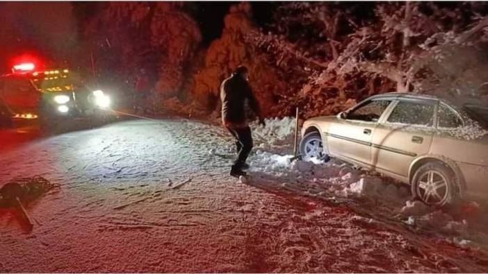 Bilecik'te yağan kar nedeniyle araçlar yolda kaldı