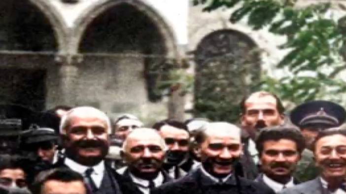Atatürk'ün etrafını çocukların sardığı ve gülümsediği anlar yeniden gündem oldu