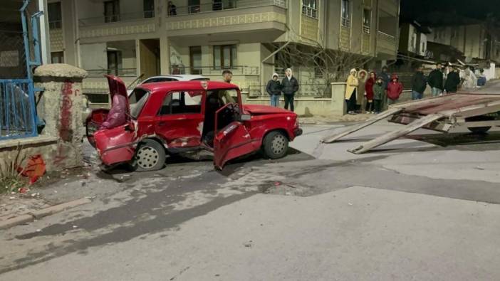 Sivas’ta iki otomobilin çarpışması sonucu 1’i ağır 5 kişi yaralandı