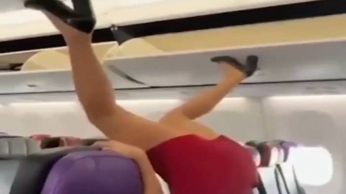 Mini etekli hostes uçağın el bagajını bacaklarıyla kapattı