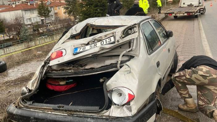 Karabük'te kontrolünü kaybeden araç şarampole yuvarlandı. 1 ölü 1 yaralı
