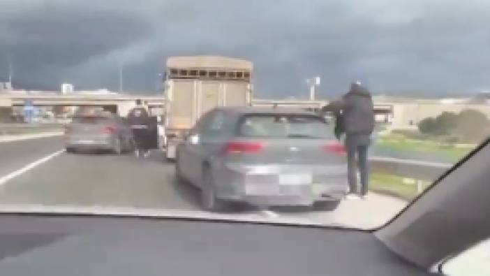 İzmir'de polis takibi sırasında torbacının kaçışı, diğer sürücülerin cesur müdahalesiyle son buldu