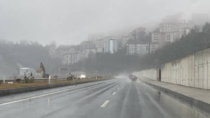 Zonguldak’ta etkili olan sis ve yağmur hayatı olumsuz etkiledi