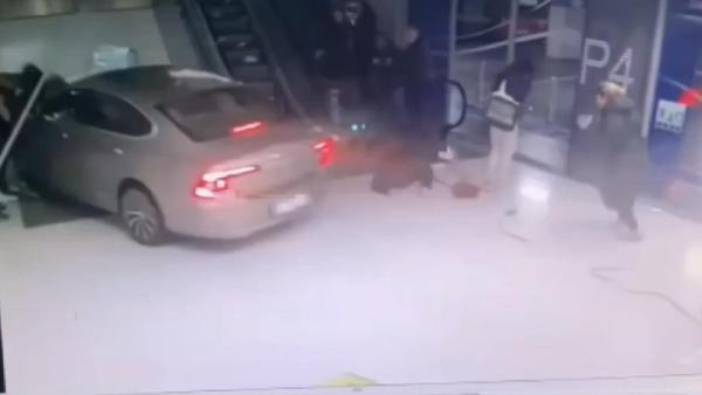 Şişli'de otomobil AVM'ye daldı, yürüyen merdivene saplandı: 1'i ağır 3 yaralı