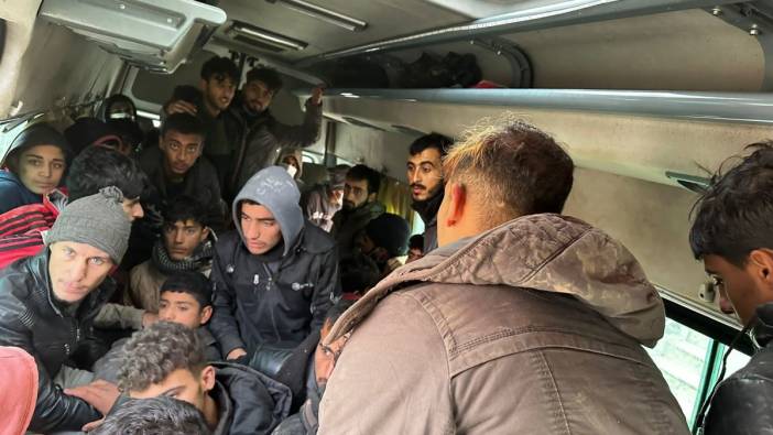 Minibüse ve arkasındaki römorka istiflenen 53 kaçak göçmen yakalandı