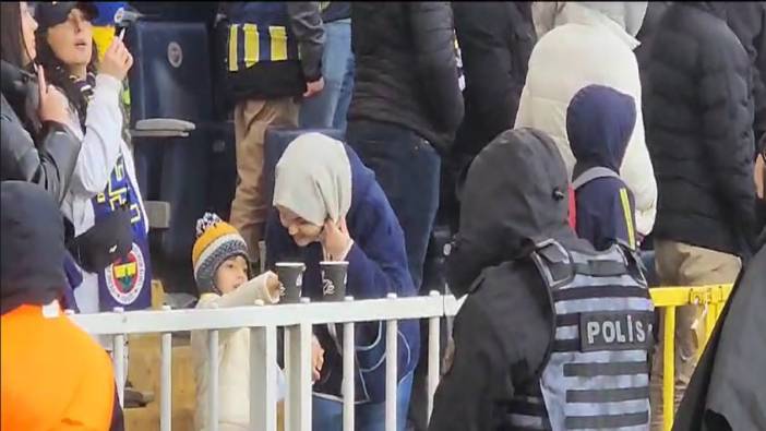 Fenerbahçeli minik taraftar ısınan futbolcuları görünce hemen fotoğraf çekildi