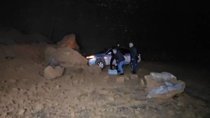 Zonguldak'ta dev kaya parçaları yola düştü. Bir otomobil kaya parçalarının altında kaldı
